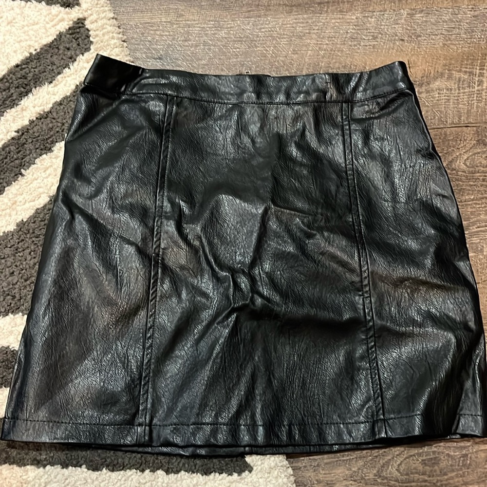 Black leather skirt. Size: 14/16 or XL. Mid length.